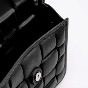 Bolsa Petite Jolie Vic Preta/Ouro - Image 4