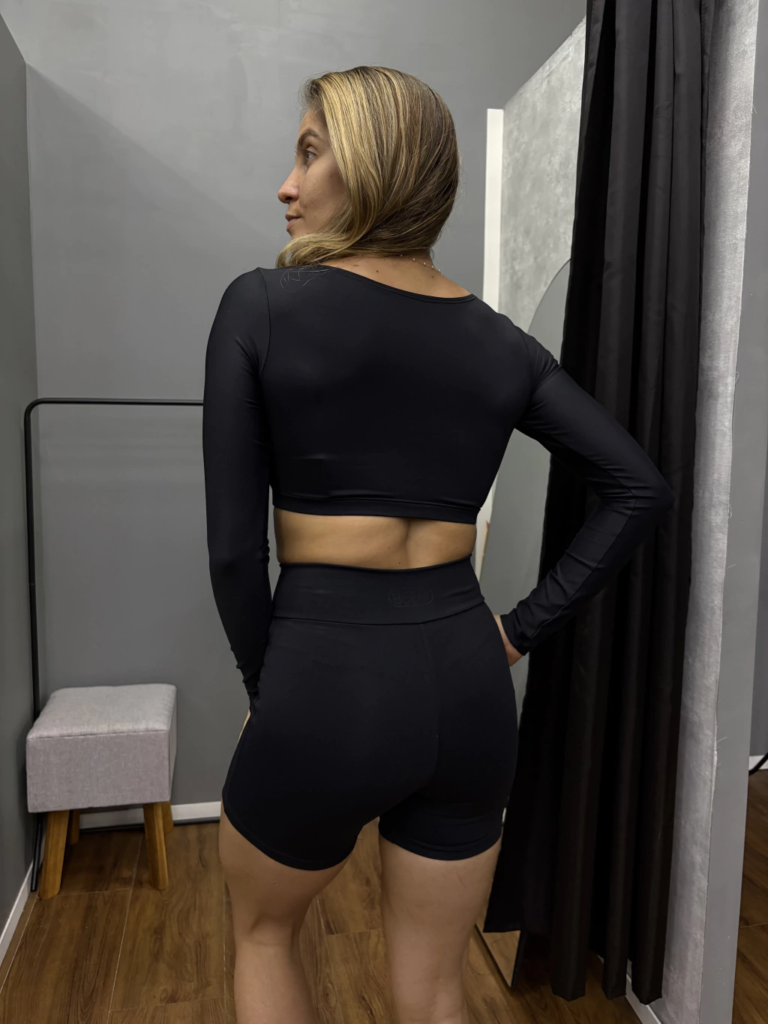 Cropped Manga Longa Preto