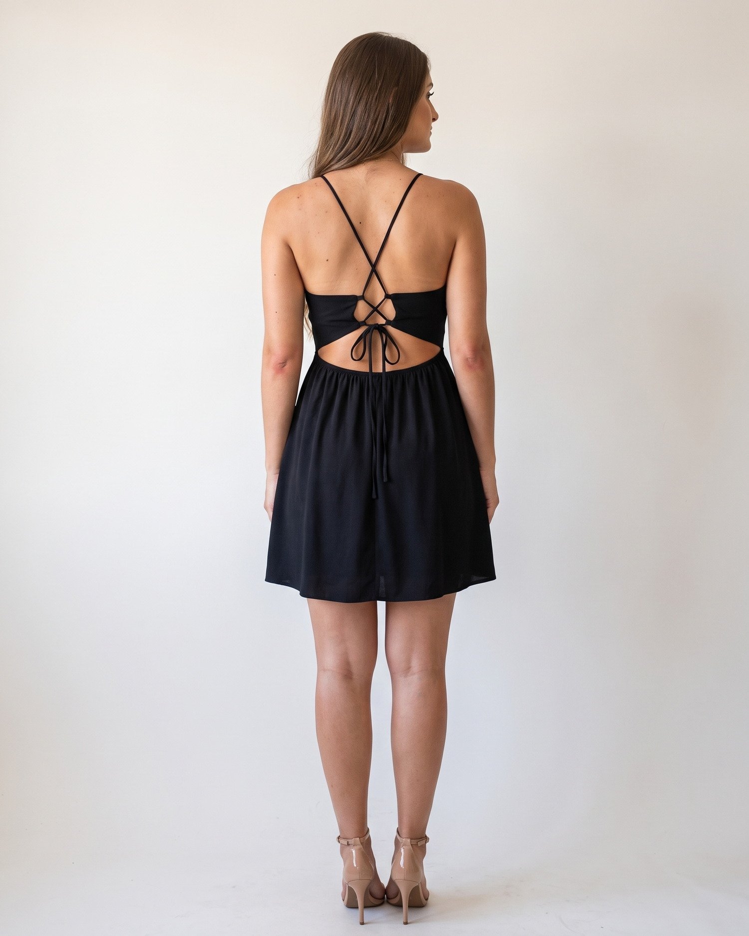 Vestido Carolina Preto visto de costas, alcas cruzadas com amarracao